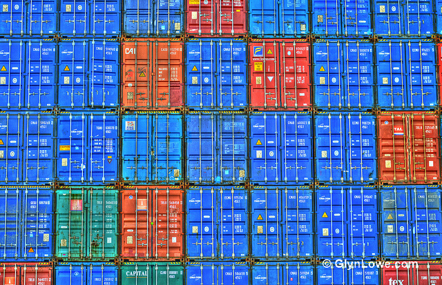 Värikkäitä merikontteja satamassa