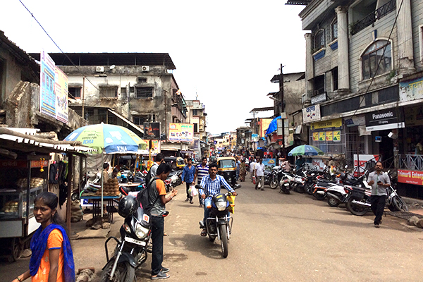Katunäkymä Khopolin kaupungista Intiassa.